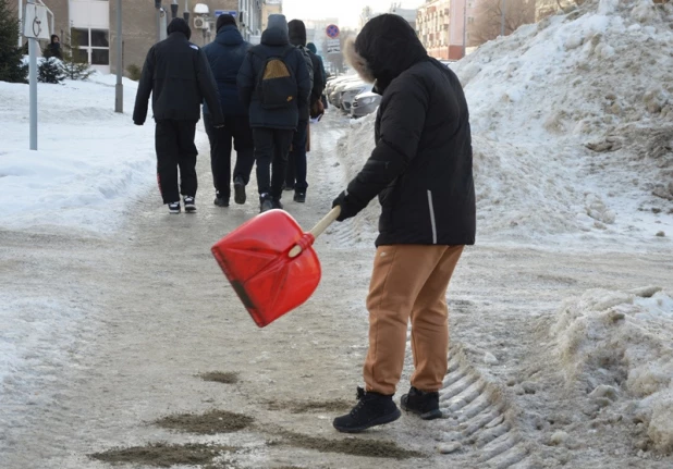 Студенты и волонтеры вышли на помощь в борьбе с образовавшимся гололедом в Барнауле. 