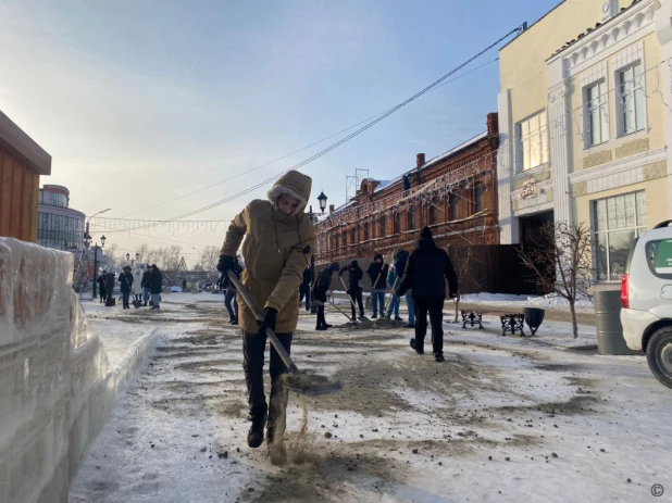 Студенты и волонтеры вышли на помощь в борьбе с образовавшимся гололедом в Барнауле. 