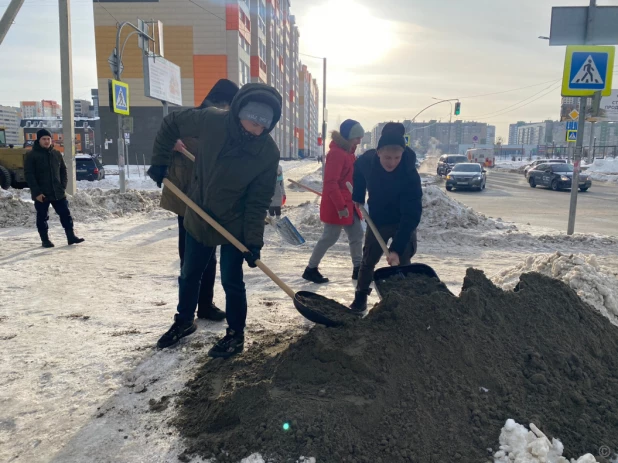 Студенты и волонтеры вышли на помощь в борьбе с образовавшимся гололедом в Барнауле. 