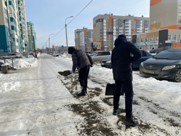 Студенты и волонтеры вышли на помощь в борьбе с образовавшимся гололедом в Барнауле. 