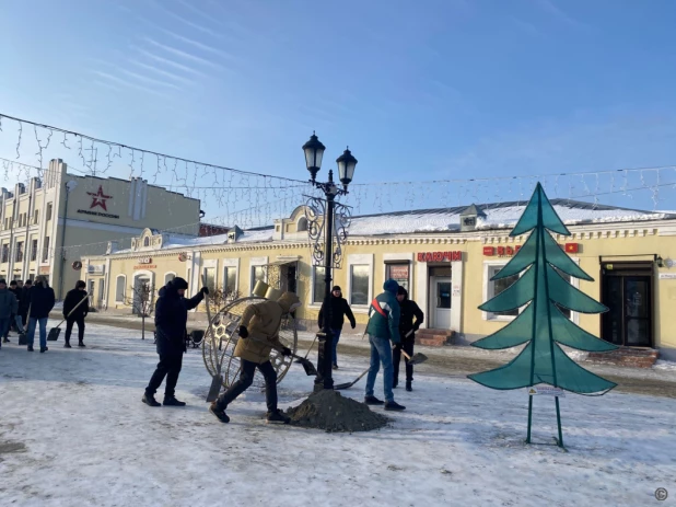 Студенты и волонтеры вышли на помощь в борьбе с образовавшимся гололедом в Барнауле. 