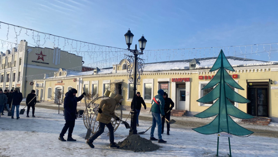 Барнаульские студенты и волонтеры начали бороться с ледяными тротуарами и скользкими ступеньками