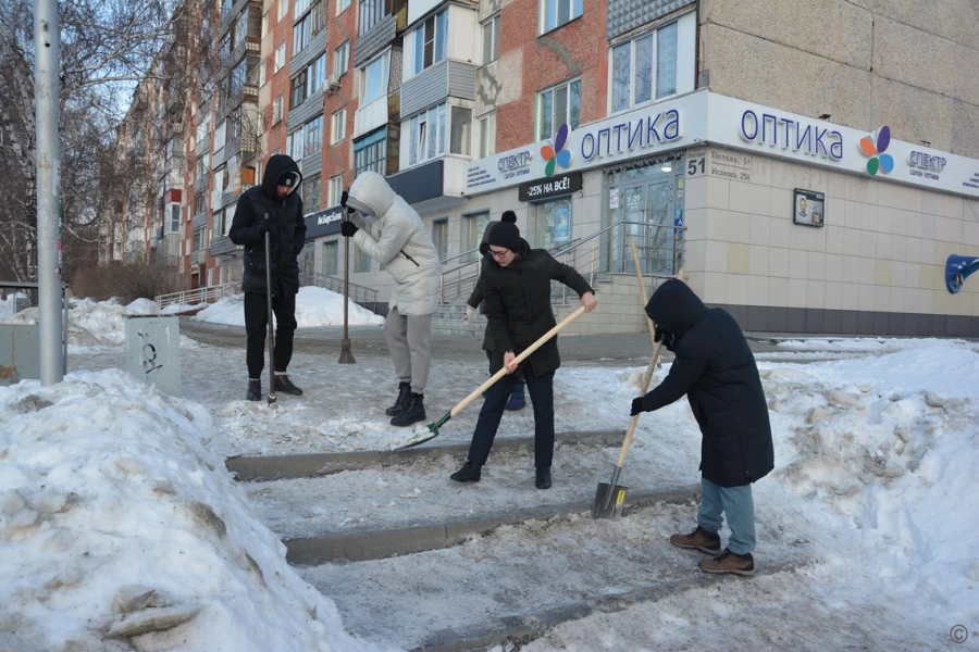 Студенты и волонтеры вышли на помощь в борьбе с образовавшимся гололедом в Барнауле. 