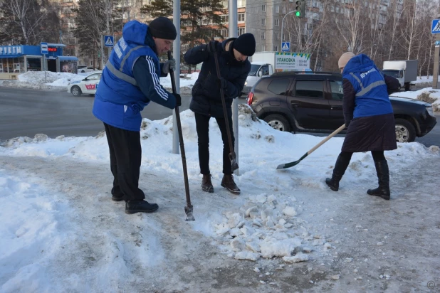 Студенты и волонтеры вышли на помощь в борьбе с образовавшимся гололедом в Барнауле. 