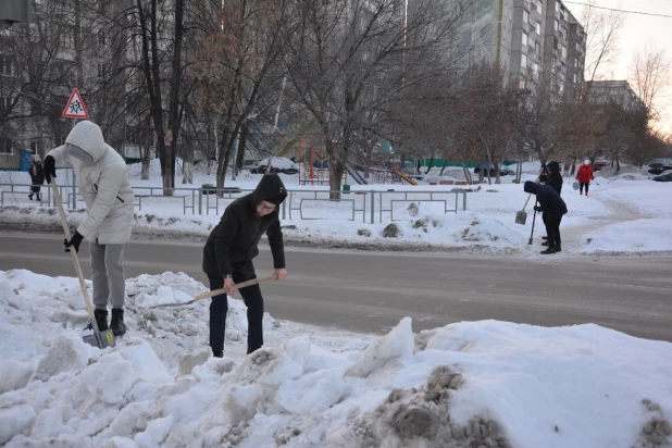 Студенты и волонтеры вышли на помощь в борьбе с образовавшимся гололедом в Барнауле. 