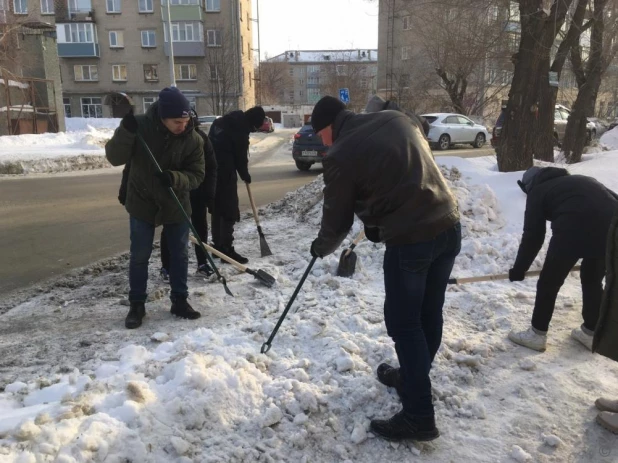 Студенты и волонтеры вышли на помощь в борьбе с образовавшимся гололедом в Барнауле. 