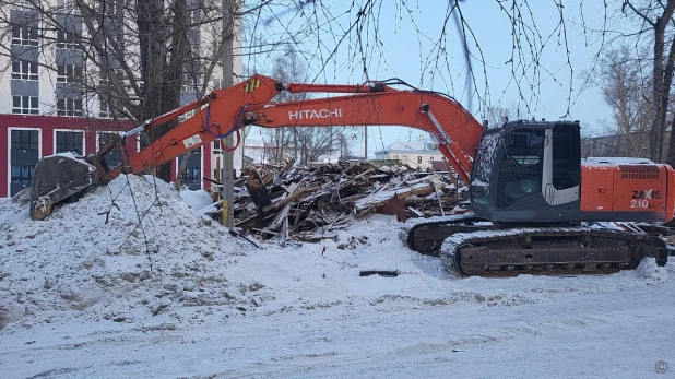 Снос аварийного дома в Барнауле.