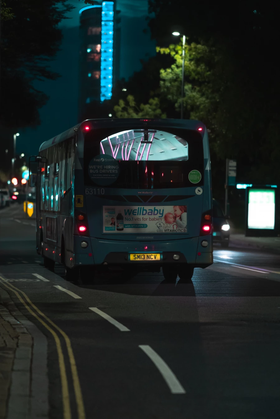 Автобусы, общественный транспорт, ночная дорога.