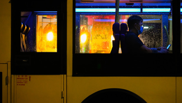 Автобусы, пассажиры, общественный транспорт. 
