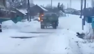 В алтайском селе загорелся автомобиль, посыпающий дороги шлаком