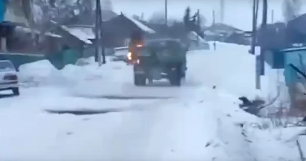 В алтайском селе загорелся автомобиль, посыпающий дороги шлаком