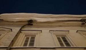 Сугроб на крыше Горного училища.