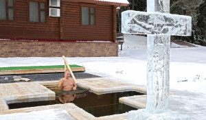 Путин поучаствовал в крещенских купаниях, 19 января 2021 года, Московская область.