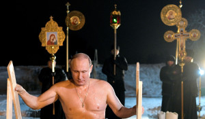 Владимир Путин поучаствовал в крещенских купаниях на озере Селигер, 19 января 2018-го.