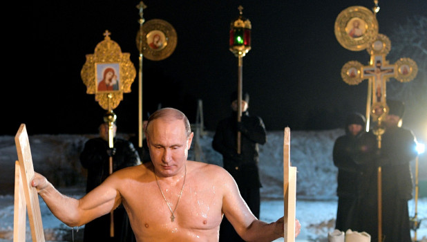 Владимир Путин поучаствовал в крещенских купаниях на озере Селигер, 19 января 2018-го.