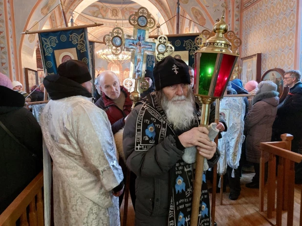 Литургия в храме при Знаменском женском монастыре. 