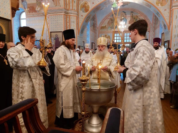 Литургия в храме при Знаменском монастыре.