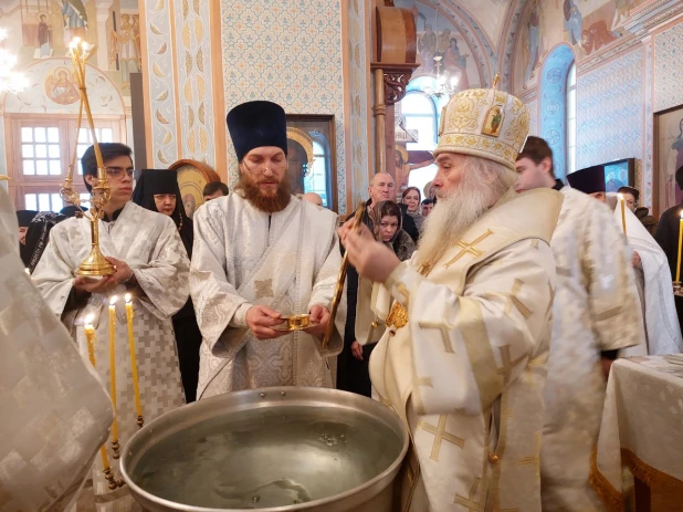 Литургия в храме при Знаменском монастыре.