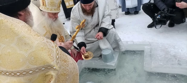 Митрополит Сергий освещает воду на Оби.