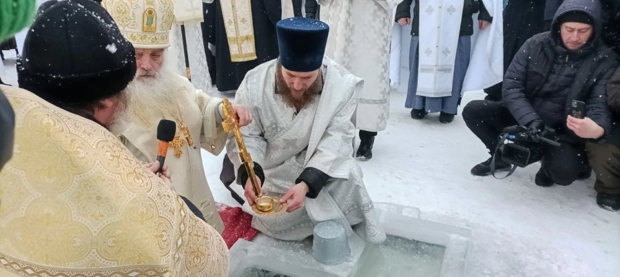 Митрополит Сергий освещает воду на Оби.