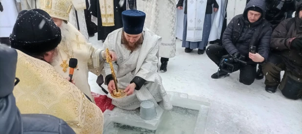 Митрополит Сергий освещает воду на Оби.