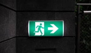 Надпись "выход", эвакуация, exit.