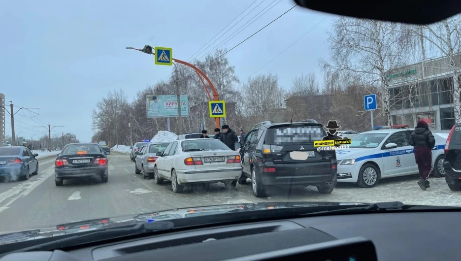 Жительница Барнаула на иномарке протаранила патрульный автомобиль ДПС 