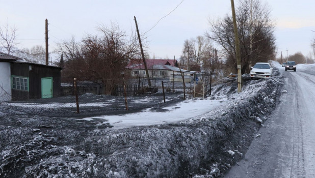 Котельная №10 в Змеиногорске завалила близлежащую с ней территорию золой и сажей.