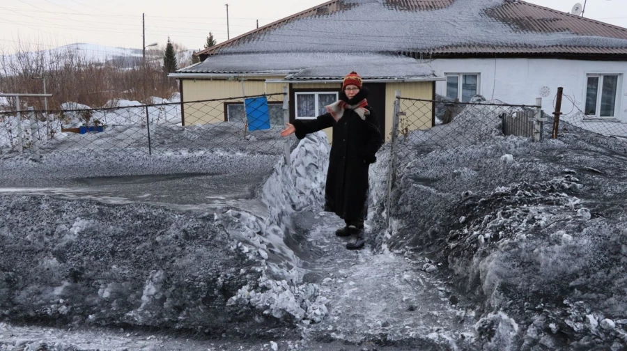 Котельная №10 в Змеиногорске завалила близлежащую с ней территорию золой и сажей.