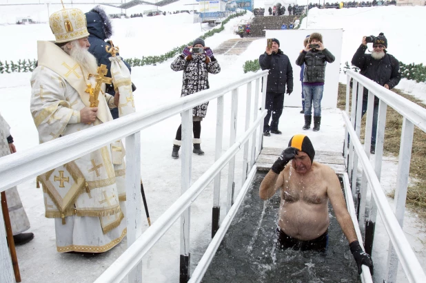 Купание барнаульцев на Крещение 19.01.2023.