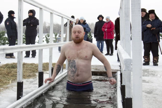 Купание барнаульцев на Крещение 19.01.2023.