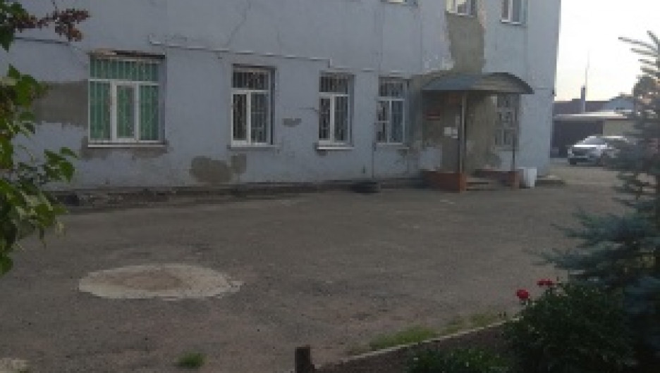 Аварийное здание филиала поликлиники №1 в Барнауле закроют на капитальный ремонт. Подробности