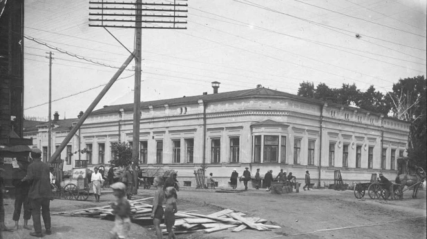 Здание Пуртова-Сухова в разные годы