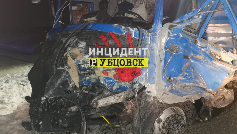 Два грузовика столкнулись в Алтайском крае, погиб мужчина