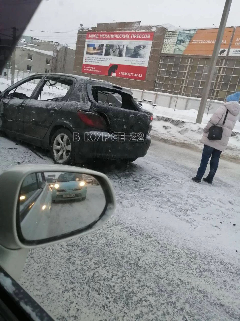 Автомобиль сгорел в центре Барнаула