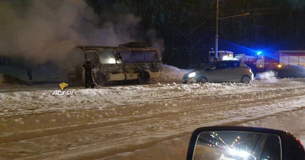 В Новосибирске загорелся пассажирский автобус, никто не пострадал.