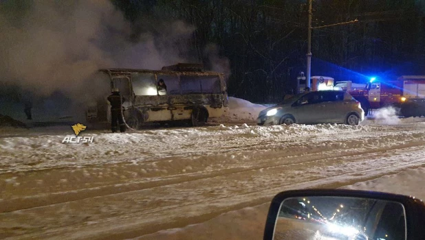 В Новосибирске загорелся пассажирский автобус, никто не пострадал.