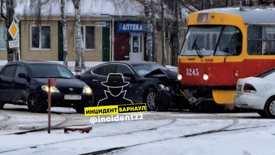 Легковушка столкнулась с трамваевам в Барнауле 