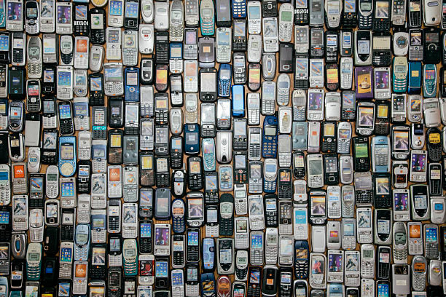 Утилизация старых мобильных телефонов.