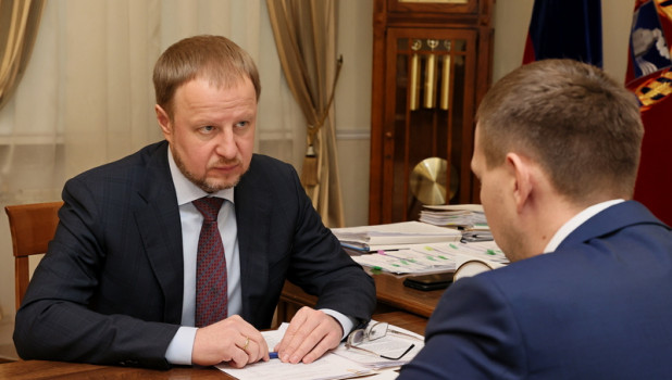 Губернатор Алтайского края Виктор Томенко лично встретился с главой Бийска Виктором Щигревым.