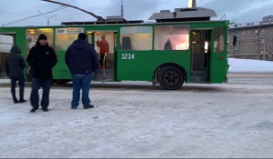 В Новосибирске загорелся троллейбус