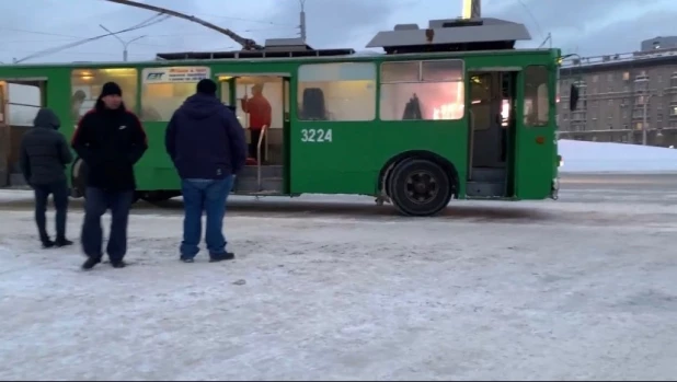 В Новосибирске загорелся троллейбус