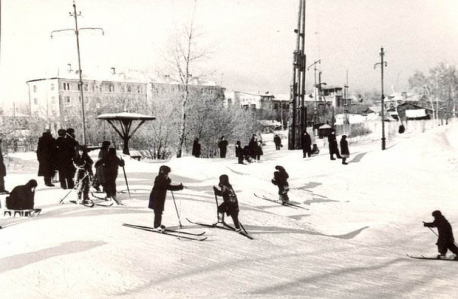 Меланжевый парк. Берега озера зимой служили горкой для детей, 1950 годы.