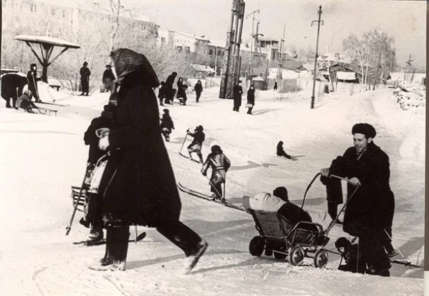 Меланжевый парк. Берега озера зимой служили горкой для детей, 1950 годы.