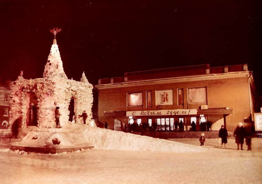 Площадь перед кинотеатром &quot;Россия&quot;, 1986-1987 годы.