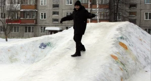 Горка во дворе Барнаула, 2004 год.