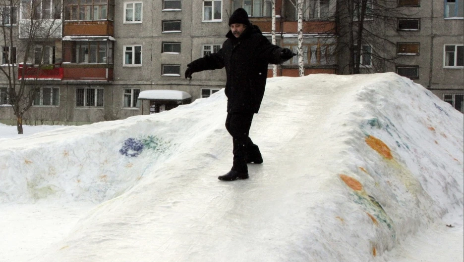 Горка во дворе Барнаула, 2004 год.