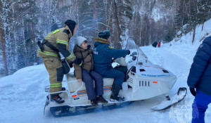 Алтайские спасатели эвакуировали пенсионерку со сломанной ногой в горах

