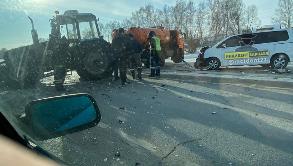 ДТП с участием трактора и легковушки произошло в Барнауле 