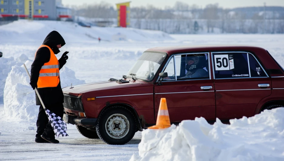 Брызги снега из-под колес. Как ВАЗы и «японцы» мчались по льду на гонках в Барнауле – фоторепортаж altapress.ru